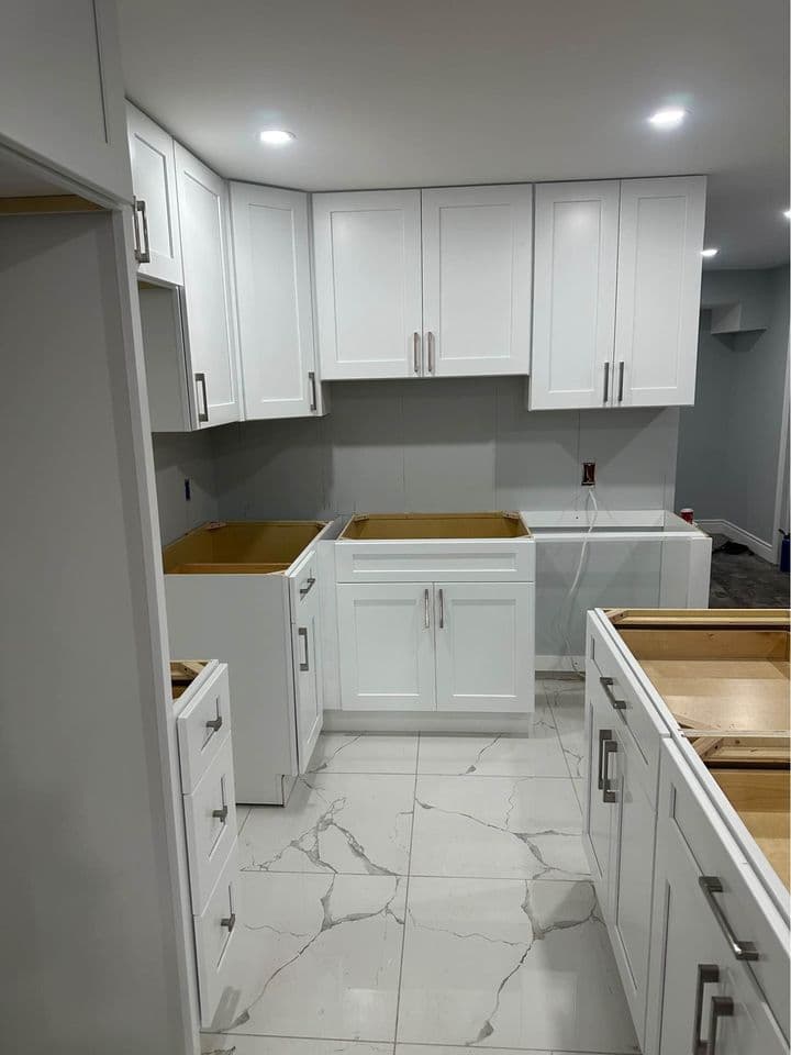 Modern kitchen remodel with quartz countertops